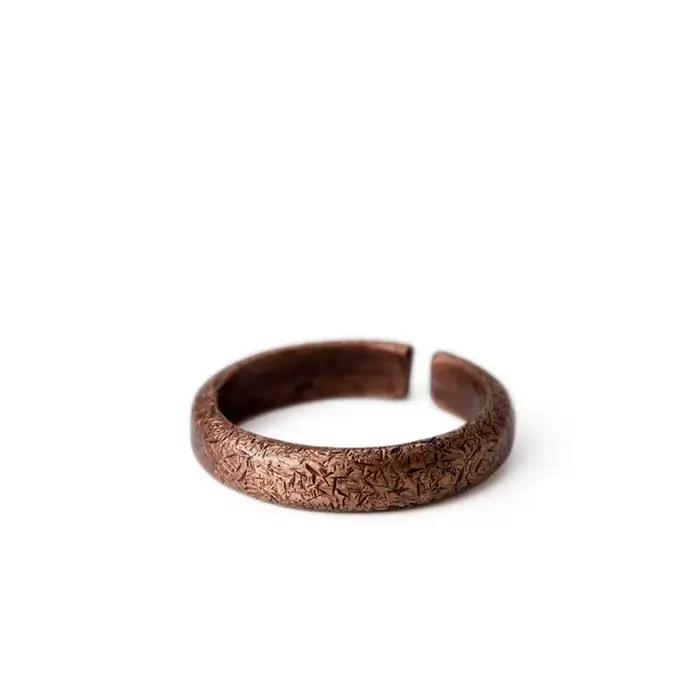 Bague en cuivre massif à Texture traitée à la main