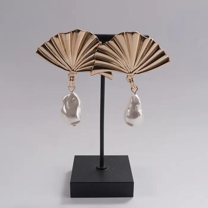 Boucles d'oreilles pendantes en perles baroques en forme d'éventail en or