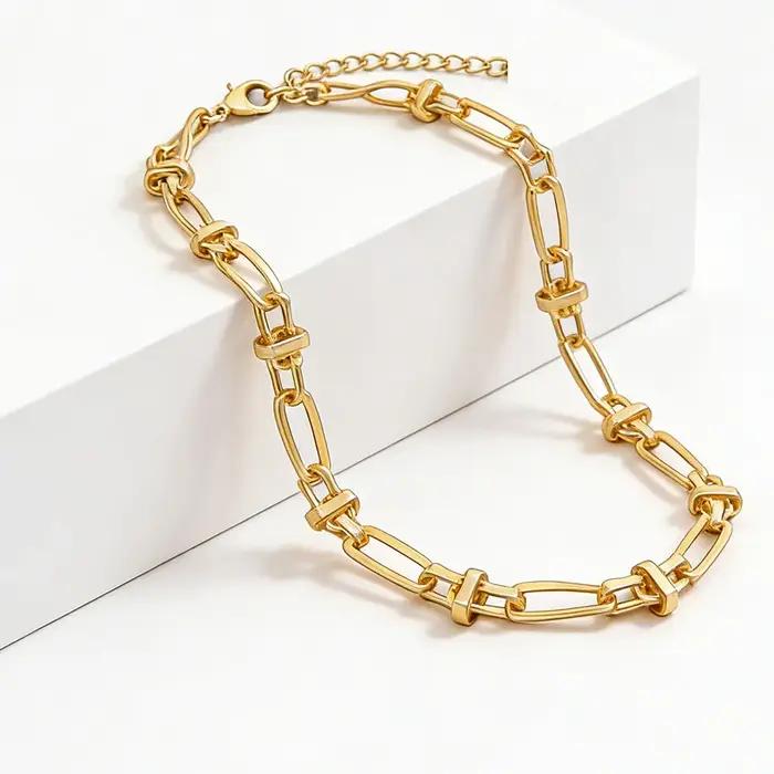 Collier chaîne à maillons dorés sculpturaux modernes pour femmes brunches urban styling tenues élégantes occasions spéciales