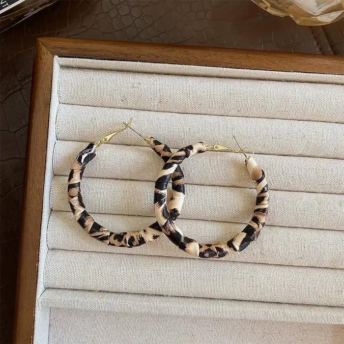 Grande boucle d'oreille ronde en cuir imprimé léopard de 5cm pour femmes