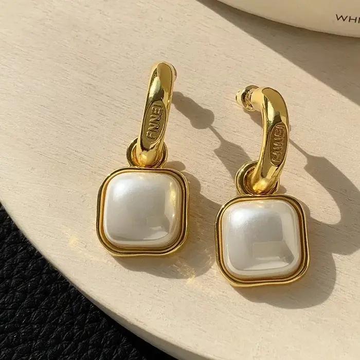 Boucles d'oreilles carrées Mabey Pearl