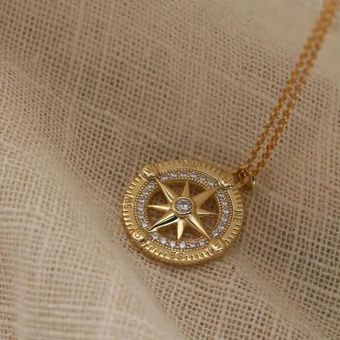 Collier pour femme Chamica plaqué or avec pendentif boussole et carte du monde