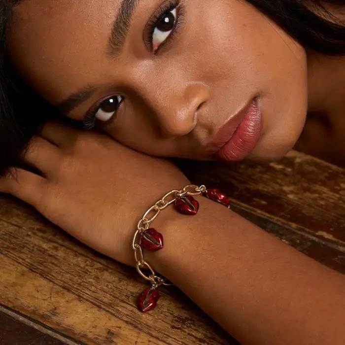 Bracelet en or à breloque à lèvres rouges