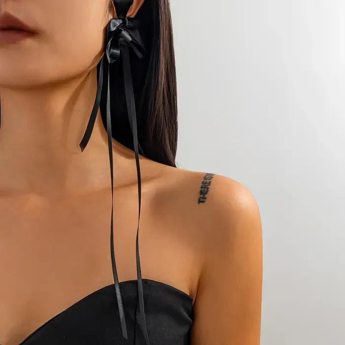 Boucles d'oreilles punk en métal avec design géométrique or jaune clair plaqué rhodium pour femmes occassions spéciales elegance style moderne