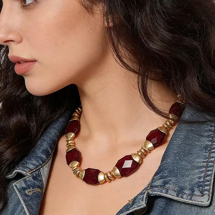Collier de perles à facettes bordeaux foncé et accents dorés bijou rétro luxueux pour femmes occasions spéciales soirée rendez-vous élégantes