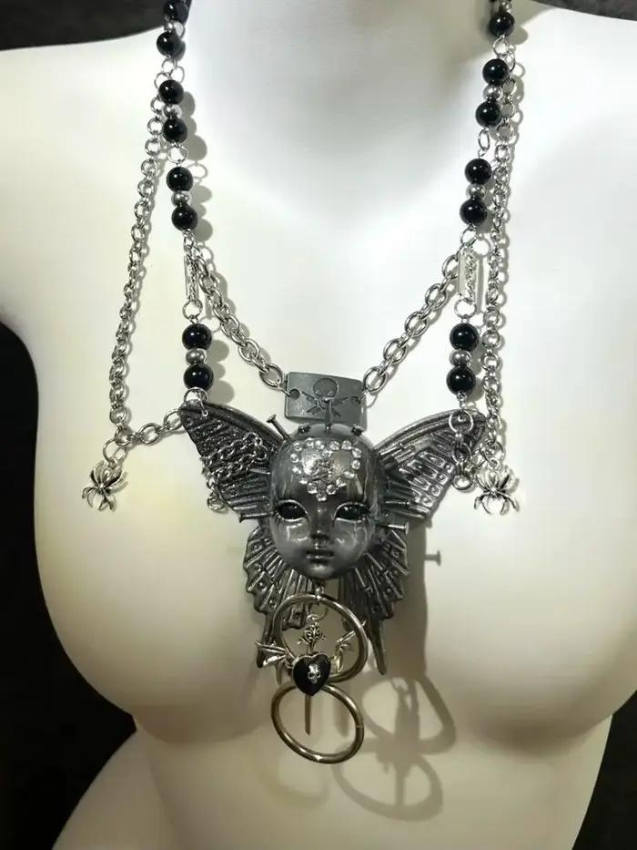 Collier Punk visage humain foncé