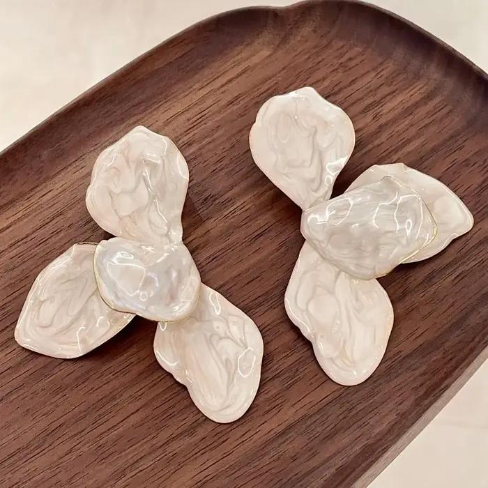 Boucles d'oreilles clous vintage en émail blanc avec grandes fleurs en métal pour femmes