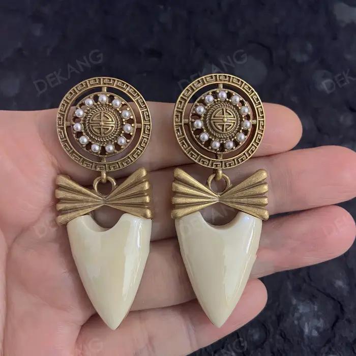 Boucles d'oreilles vintage en forme d'arc avec bouclier blanc vieilli en or ancien