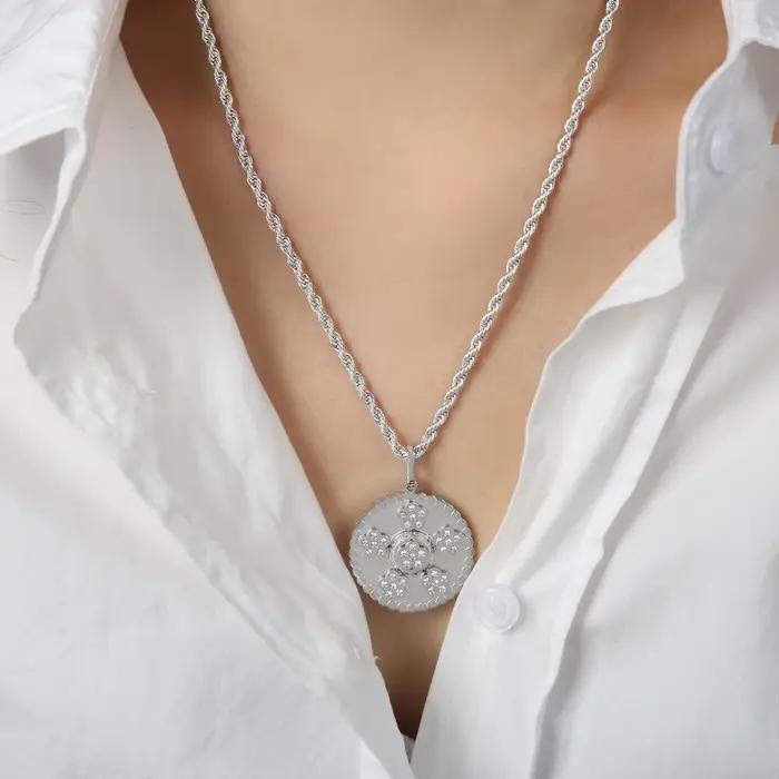 Collier pendentif rond en acier inoxydable plaqué or 18 carats avec zircon incrusté chaîne en corde pour femmes occasions spéciales