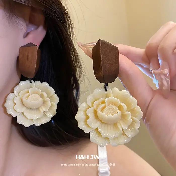 Boucles d'oreilles pendantes en résine de bois et fleurs