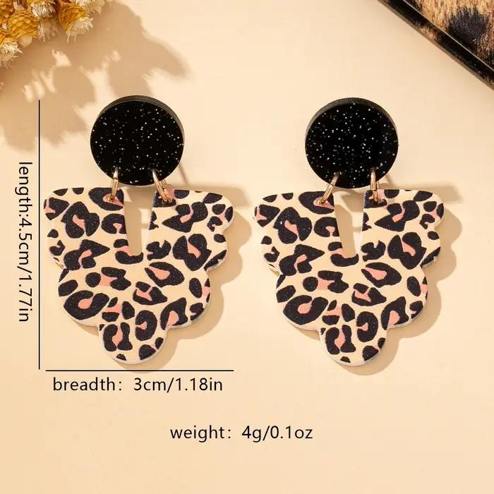 Une paire de boucles d'oreilles pendantes pour femmes avec imprimé léopard géométrique