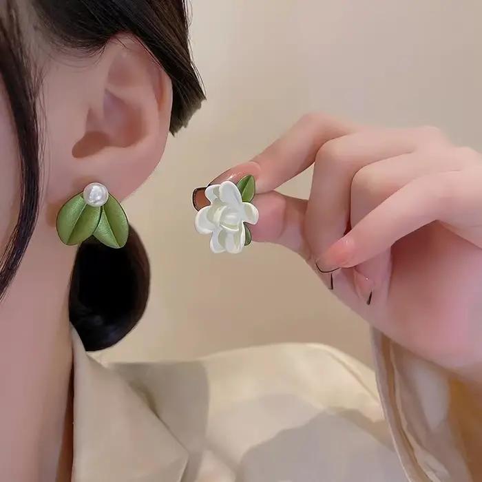 Boucles d'oreilles fleur de gardénia blanche pour femme