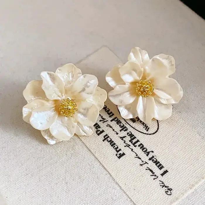 Boucles d'oreilles à fleurs acryliques blanches pour femmes