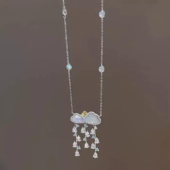 Collier de luxe de haute qualité avec pendentif exquis en forme de goutte de pluie de fritillaire blanche de style doux