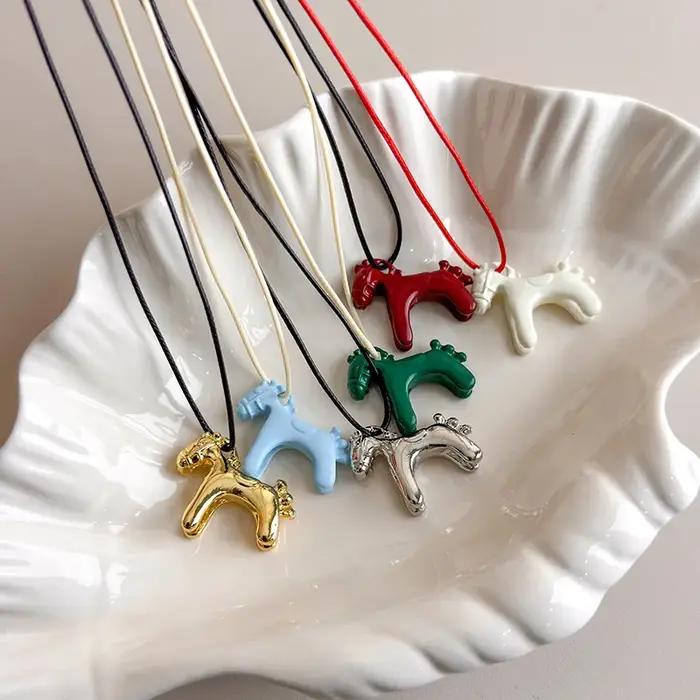 Collier Long avec pendentif cheval coloré pour femmes