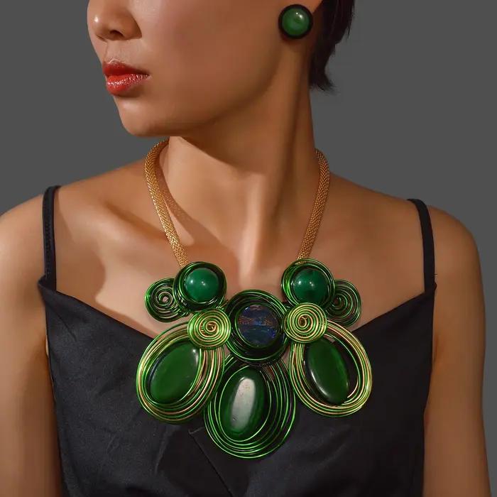 Nouvel ensemble de bijoux fantaisie pour femme, collier et boucles d'oreilles en fil d'aluminium tressé à la main avec perles de cristal, style audacieux et personnalisé