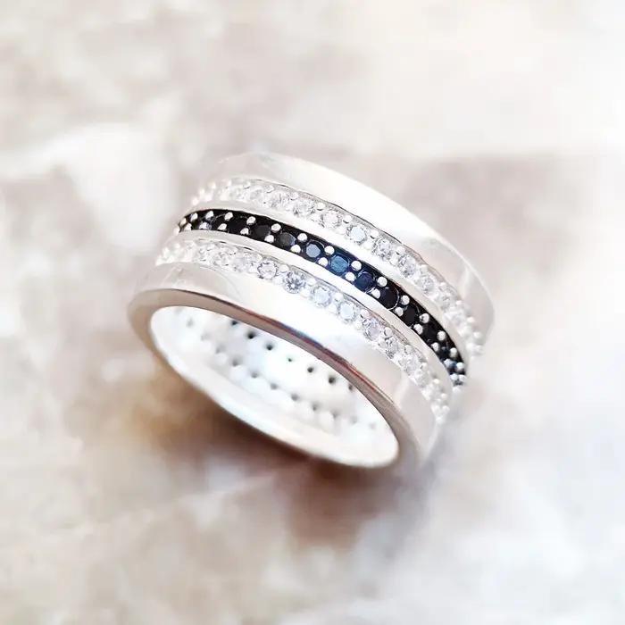 Bague d'entité pavé noir et blanc