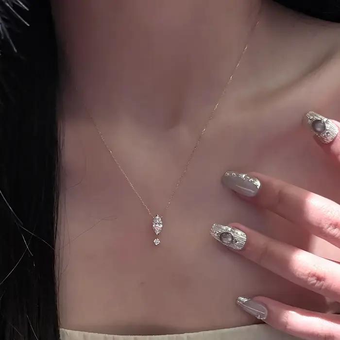 Collier avec pendentif Marquise/cout rond en Moissanite pour femmes