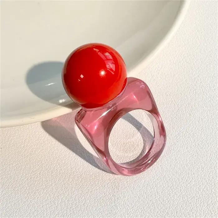 Bague en résine sphérique carrée au design classique