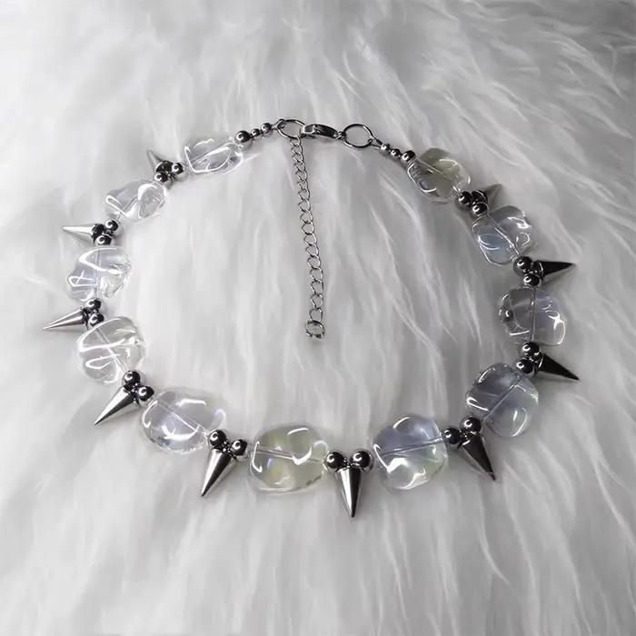 ZHUHE Le collier en cristal à rivets dans le style néo-gothique est un accessoire de bijoux pour hom