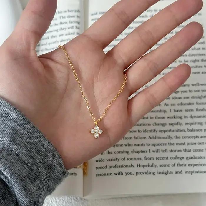 Collier Feuille Porte-Bonheur en Argent Sterling 925 et Plaquage d'Or 14 Carats, avec Pendentif Fleurs CZ Blancs, Idéal pour Toutes Occasions