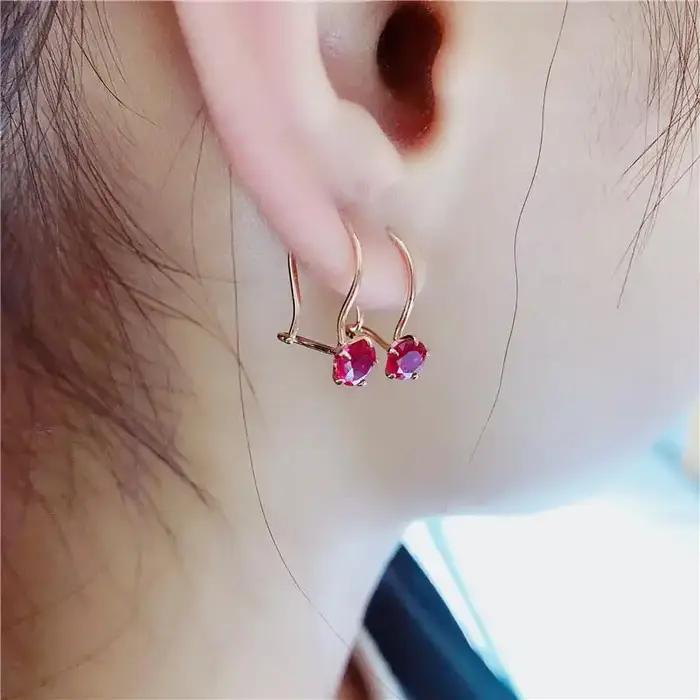 Boucles d'oreilles en or rose et zirconium rouge pour femmes, bijoux élégants et doux, parfait pour l'engagement et les occasions spéciales