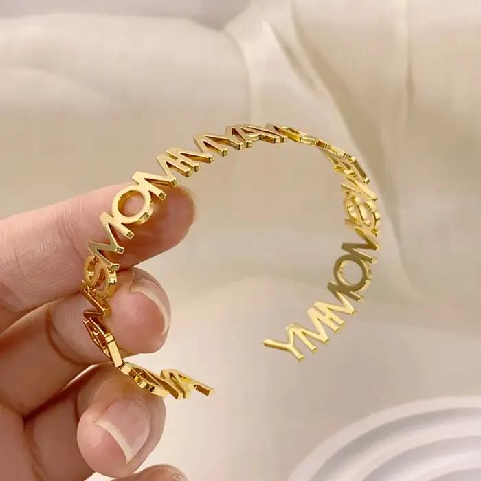 Bracelet en acier inoxydable personnalisé avec lettres larges pour femmes cadeau occasion spéciale nom mère enfant