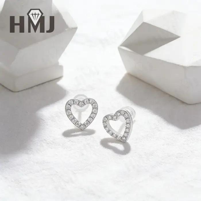 Boucles d'oreilles en pierres colorées créées en laboratoire et moissanite