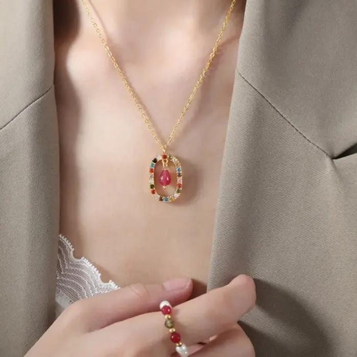 Collier avec pendentif lettre O incrusté de zircone colorée pour femmes
