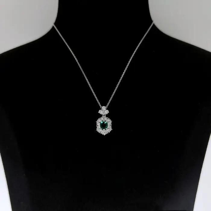 Collier pendentif en émeraude ovale de 1