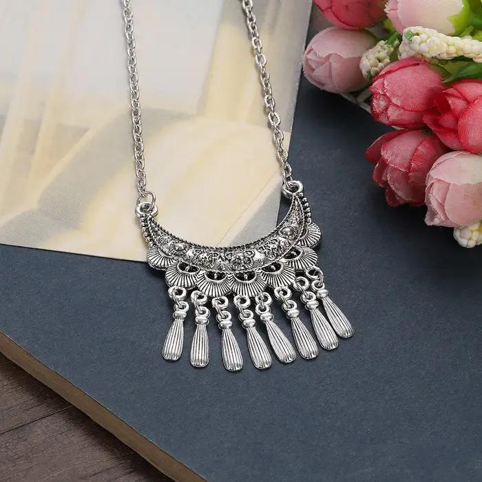 Collier ethnique tibétain avec pompon en argent pour femme