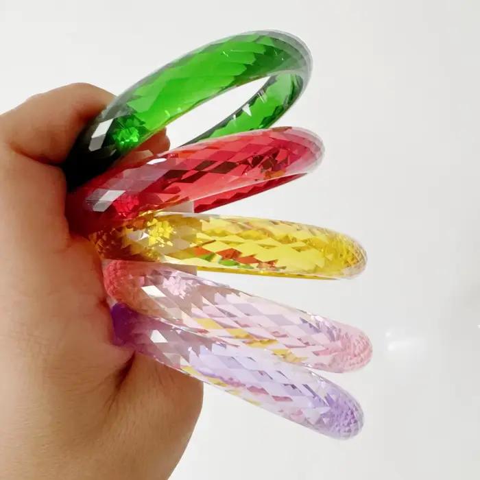 Bracelet en résine colorée transparente avec découpes géométriques pour femmes, styles modernes et élégants pour les occasions estivales