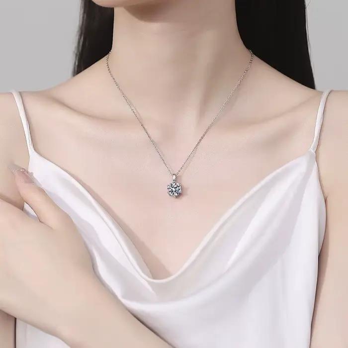 Collier Pendentif Classique Simple à Six Griffes en Moissanite Imitation Couleur Un Carat pour Femme, Bijou Polyvalent Tendance