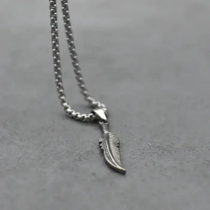 Collier pendentif plume classique en acier inoxydable couleur argent Boho chaîne de maillons bijoux pour femme homme occasions spéciales parties soirees elegance natureliberte