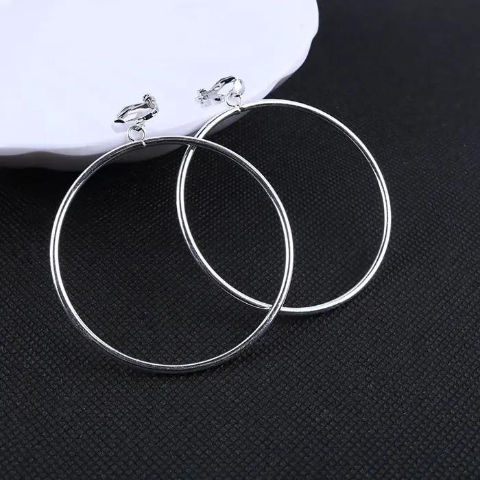 Boucles d'oreilles à clip rondes géométriques classiques pour femmes