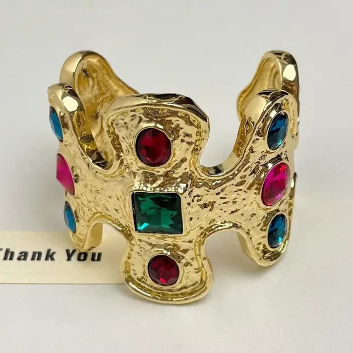 Luxueux bracelet rétro en pierres précieuses colorées à large ouverture