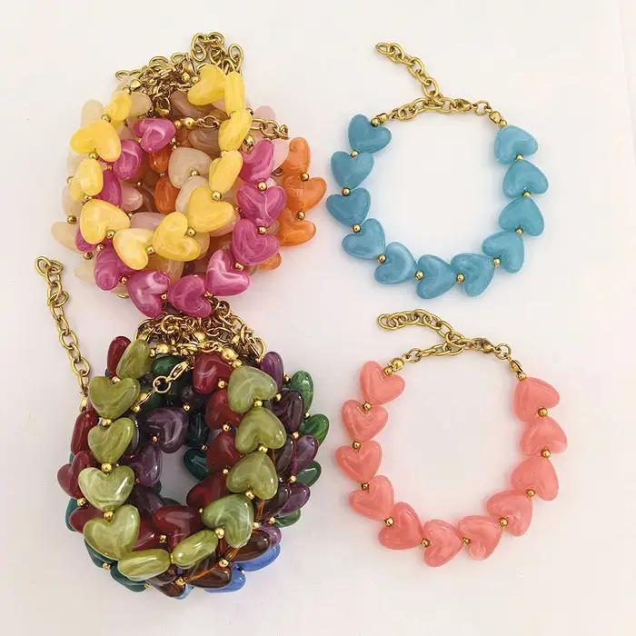 Bracelet Cœur Femme Perles Résine Acrylique Chaîne Déclaration d'Amour Beige Acier Inoxydable Étanche Couleur Or PVD Vente en Gros
