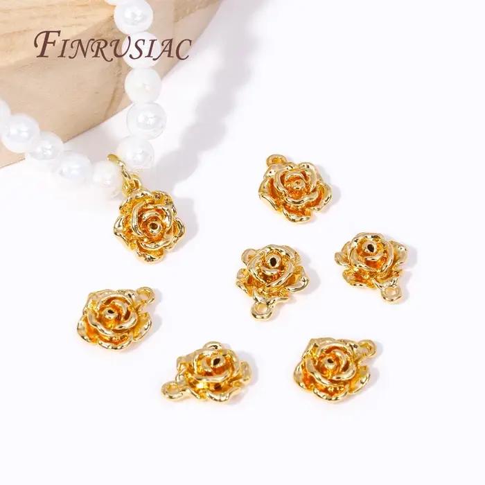 Breloques florales en laiton plaqué or 18 carats