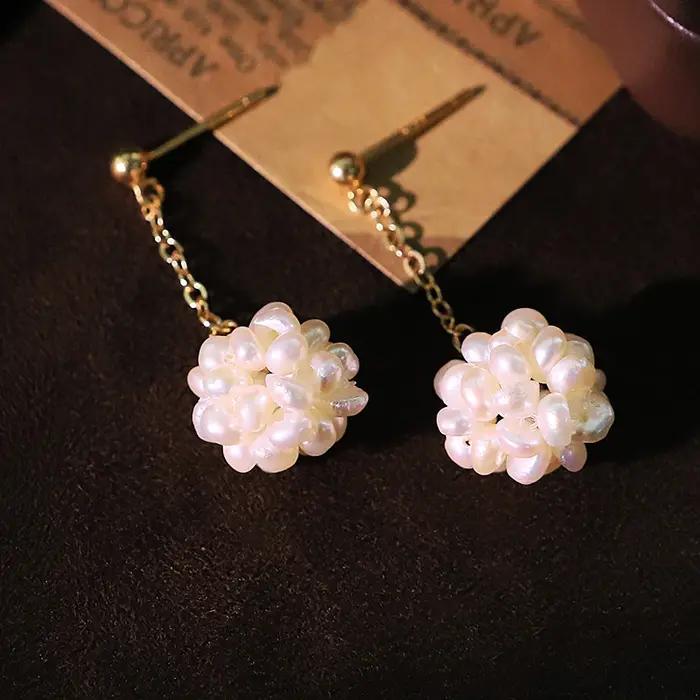 Boucles d'oreilles boule de perles naturelles blanches