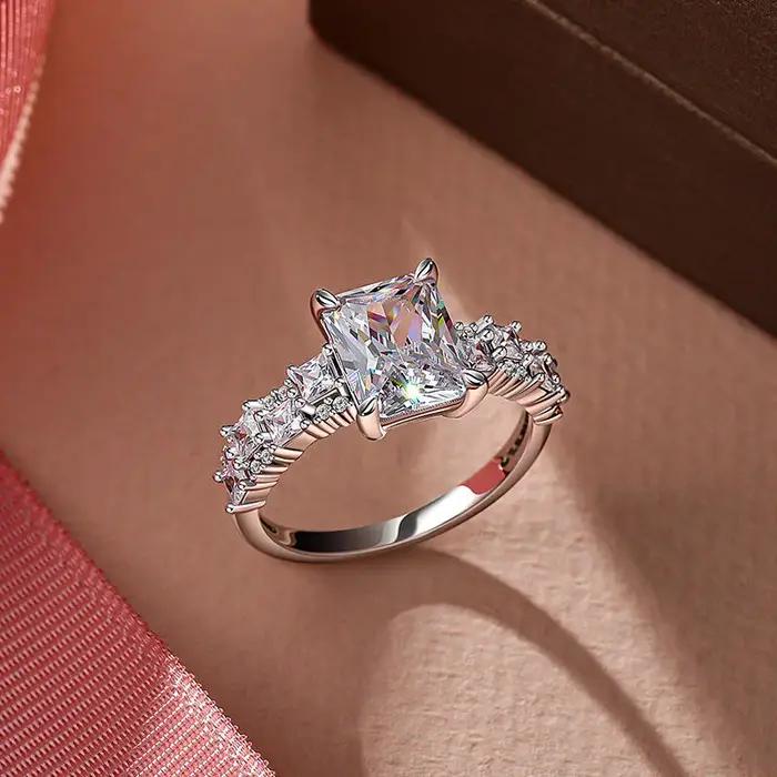 Bague de fiançailles en moissanite pleine avec diamants taille baguette coniques