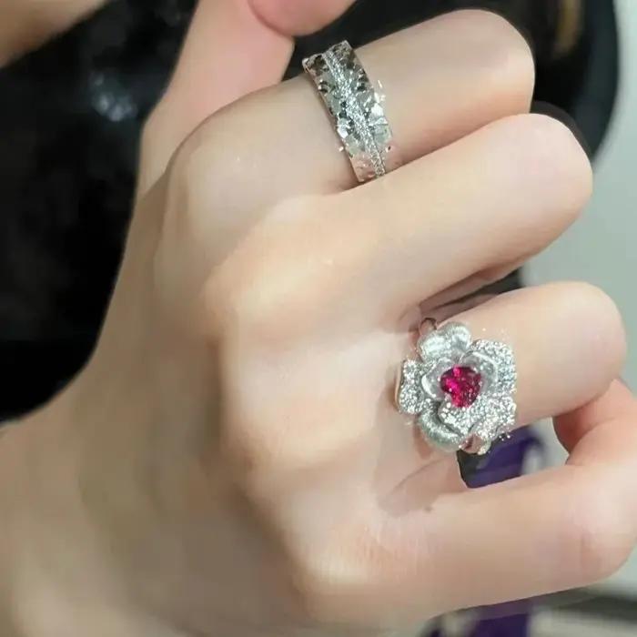 Bracelet Vintage pour femmes avec bague en diamant sertie de zirconium blanc et rubis pour occasions spéciales élégance classique浪漫与复古风格的手链和镶有白锆石的钻石戒指,专为特别场合设计,经典而优雅。