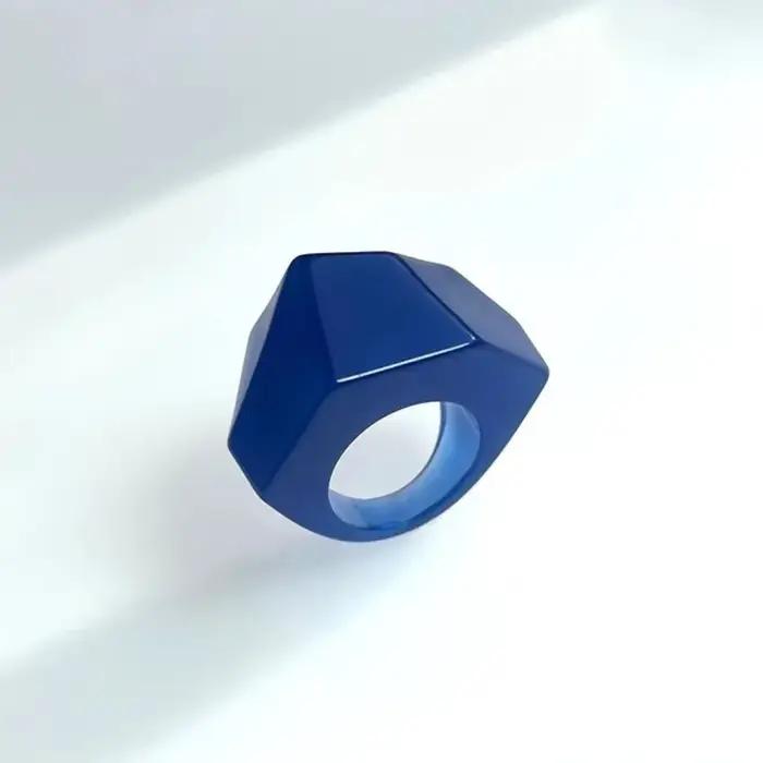 Nouvelle bague femme exagérée. Conception de cône oblique géométrique en résine