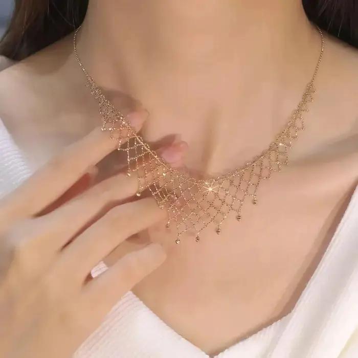 Collier en dentelle tissée de Style Court français