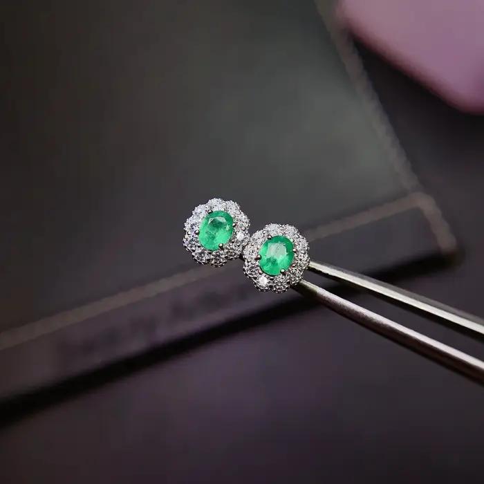 Boucles d'oreilles en forme d'émeraude naturelle