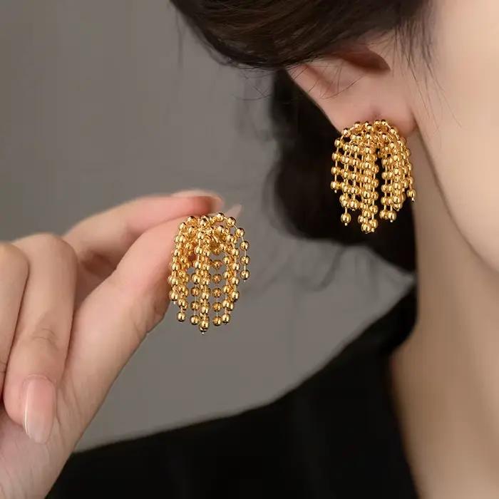 Boucles d'oreilles gothiques pour filles, pendentif irrégulier avec pompon en perles métalliques, bijoux à la mode, accessoires inhabituels pour femmes, 2025