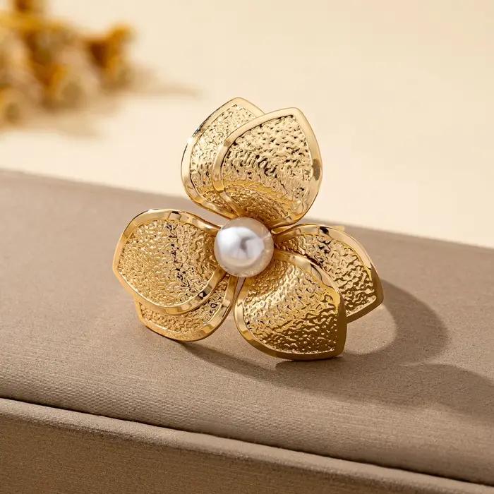 Une bague ouverte pour femme avec des motifs floraux dans différentes couleurs au choix, une bague o