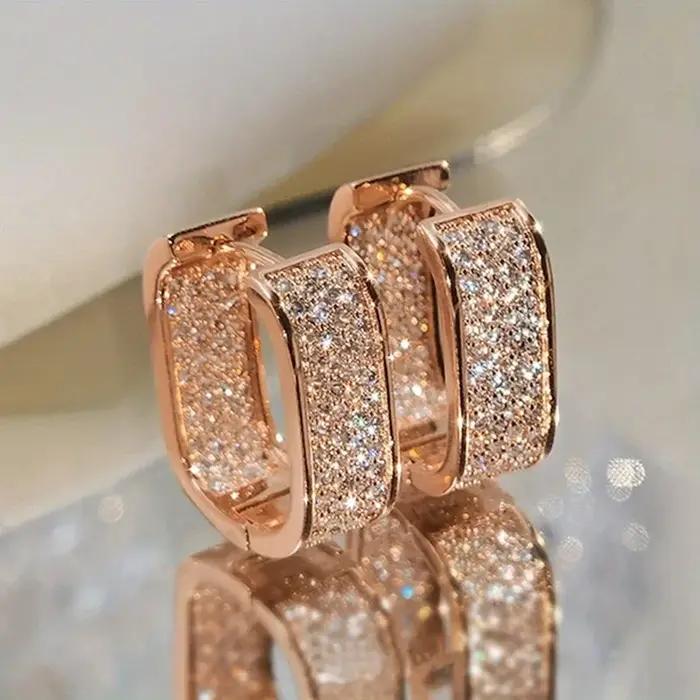 Boucles d'oreilles brillantes en diamant pour femmes bijoux de luxe simples en or argent à la mode pour les occasions spéciales nouvelles collections 2024
