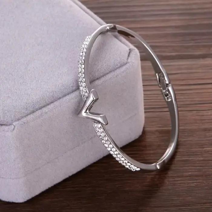 Bracelet pour femme à la mode et luxueux, avec un design en forme de V incrusté de zircon synthétiqu