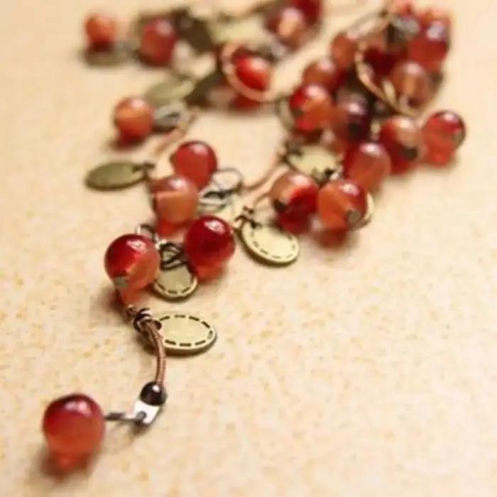 Collier de baies rouges romantique en plastique et alliage de zinc or jaune clair pour femmes et filles occasions spéciales romantiques et naturelles