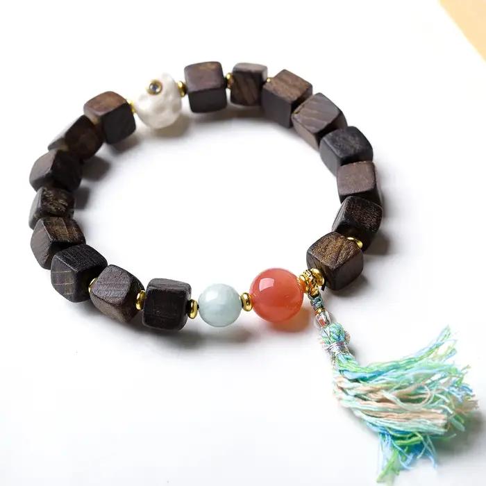 Bracelet carré en bois d'agar Dalakan au design original avec agate rouge du Sud et sculptures